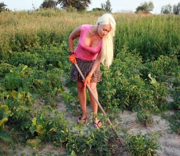 Девушки в деревне (27 фото)