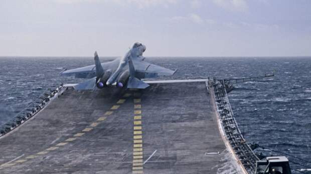 Тяжёлый, надёжный, свой: «Адмирал Кузнецов» заменит в ВМФ корабли типа «Мистраль»