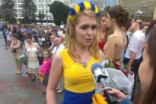 Развратно-патриотичные наряды украинских выпускниц шокировали соцсети (ФОТО)