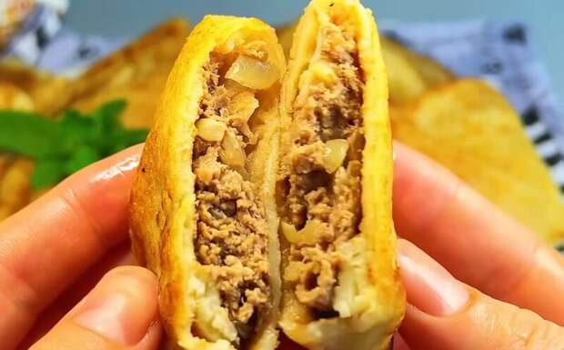 Свекровь раскрыла фамильный рецепт — блины с мясом, которые исчезают со стола за 3 минуты. Всё дело в начинке