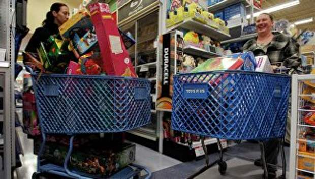Местные жители закупаются в магазине игрушек и товаров для детей Toys R Us в черную пятницу