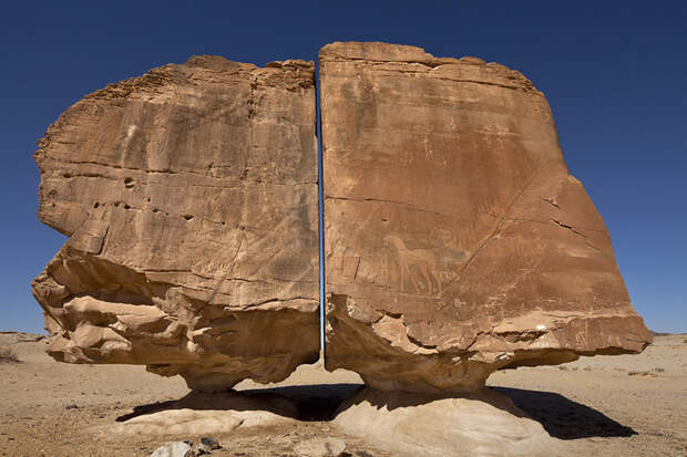 Камень Аль Наслаа в Саудовской Аравии