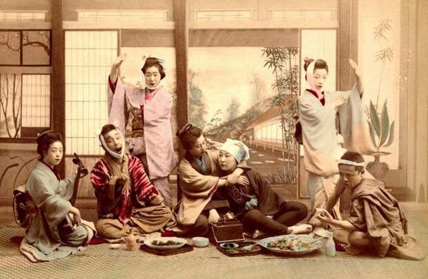 Гейшам нельзя было есть и пить в присутствии клиента. Кстати клиентов для юной гейши находила так называемая старшая сестра - помощница, которая ходила по чайным домиках в поисках клиентов, а также помогала гейше с кимоно всячина, гейши, жизнь, интересное, секреты, факты