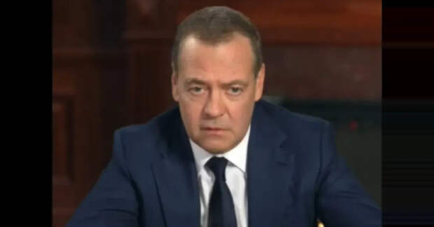 Дмитрий Медведев стал главным редактором новых учебников по обществознанию