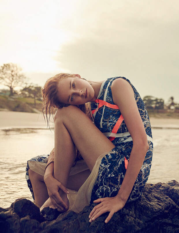 Кармен Касс в жаркой июльской фотосессии Vogue