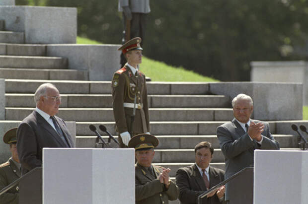Гельмут Коль и Борис Ельцин в Трептов-парке во время торжественной церемонии вывода Западной группы войск из Германии. 30-31 августа 1994 года