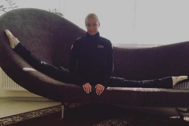 Анастасия Волочкова в шпагате на диване