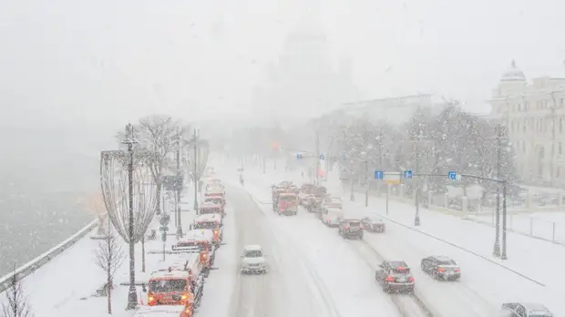 Автоэксперт рассказал о правилах вождения в условиях метели и гололедицы