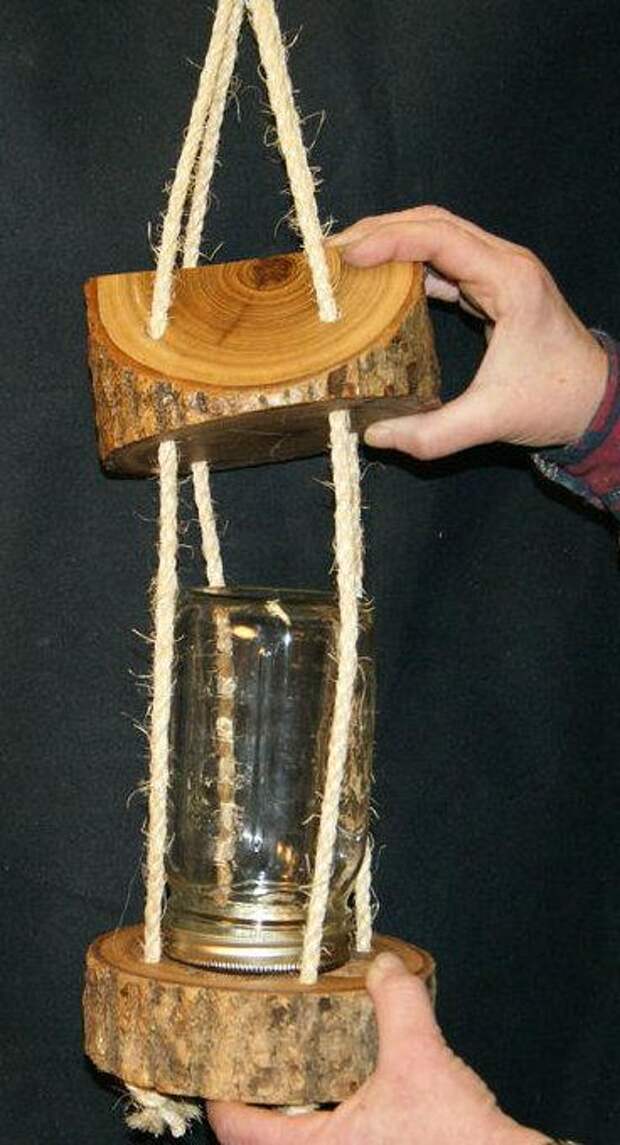 Кормушка для птиц из банки и дерева Кормушка для птиц из банки и дерева