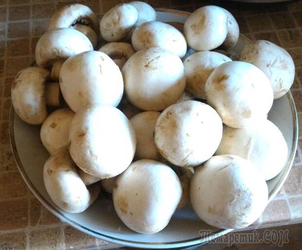 Запеченные шампиньоны с ореховым соусом