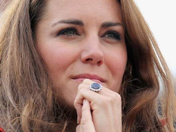 Обручальное кольцо Кейт Миддлтон с сапфиром в россыпи бриллиантов