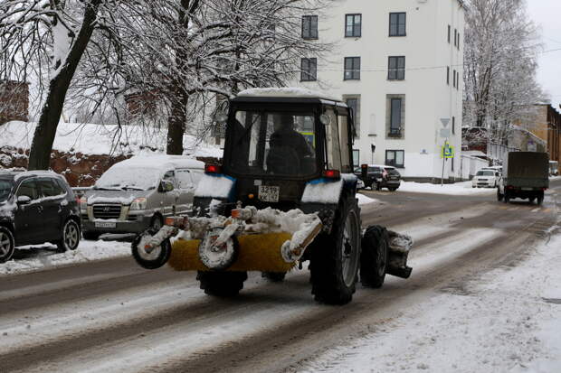 Мешают уборке снега: челябинцев просят перегнать автомобили с улиц