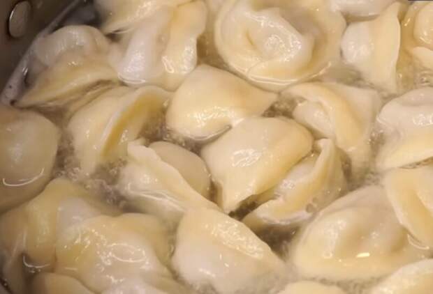 Как сварить пельмени, чтобы тесто было упругим, фарш — сочным, а внутри был бульон? Раскрываем проверенный лайфхак