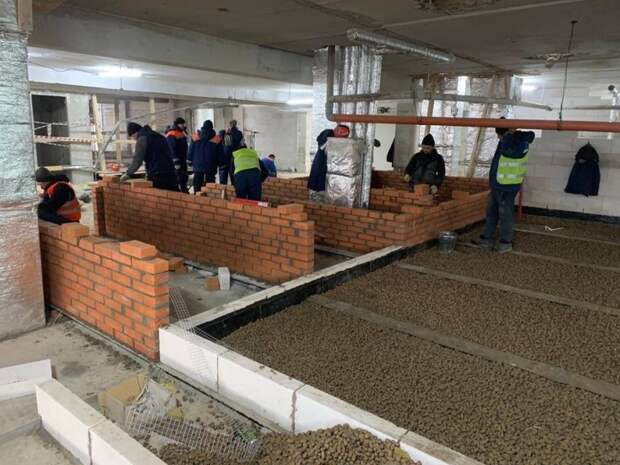 Рабочие начали монтаж перегородок в здании поликлиники на улице Куусинена