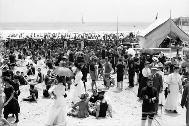 Летний день на пляже в Атлантик-Сити, примерно 1905 г. 100 лет назад, 20 век, архивные снимки, архивные фотографии, пляж, пляжный отдых, черно-белые фотографии, чёрно-белые фото