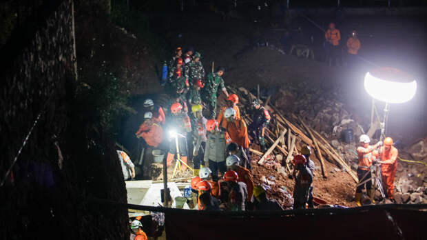 Семь человек погибли и 82 пропали без вести при оползне в Индонезии