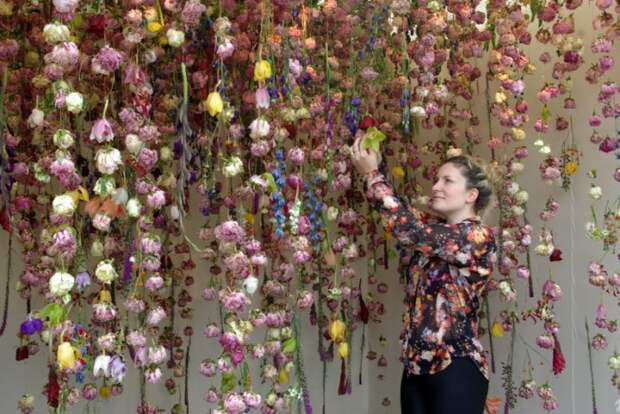 Рэбекка за работой. Автор: Rebecca Louise Law.