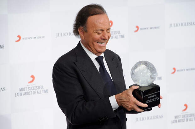 Певец Иглесиас отверг обвинения двух женщин в сексуальных домогательствах