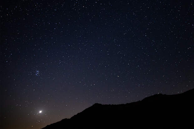 Загадочные огни в небе напугали жителей одной страны