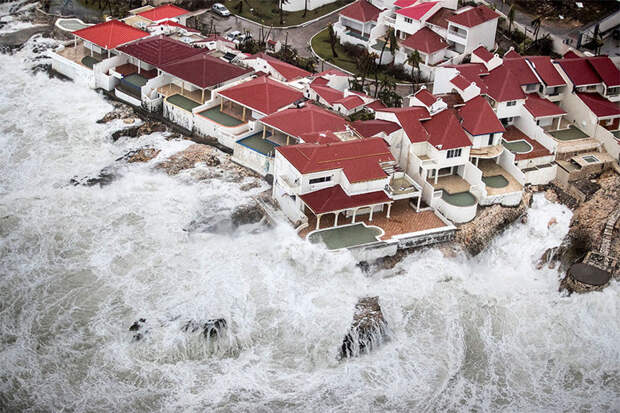 Шторм, поднятый ураганом, заливает побережье острова Сен-Мартен Центральная Америка, ирма, катастрофа, разрушения, стихийное бедствие, стихия, ураган, флорида