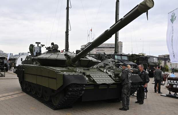 Белорусские Т-72Б2 получили антидроновый «фартук»
