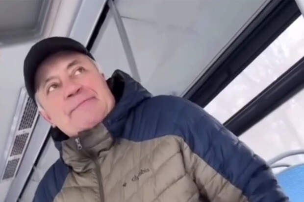 В Москве на видео попало, как женщина отогрела замерзшего водителя