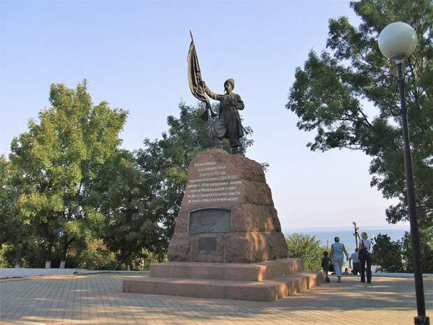 Памятник первым казакам-поселенцам в Тамани 