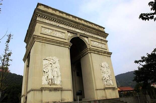 Копия Триумфальной арки в «Парке мира» Хуаси.