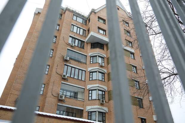 Юрист Соловьёв: приставы вправе срезать дверь в квартиру Долиной