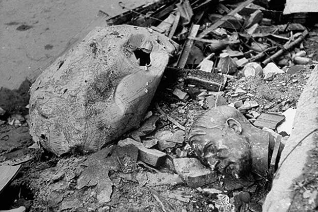 Пробитый осколками глобус и бюст Гитлера в саду рейхсканцелярии