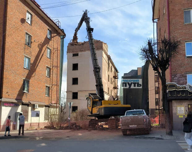 В центре Смоленска начали сносить довоенный дом с овальным окном
