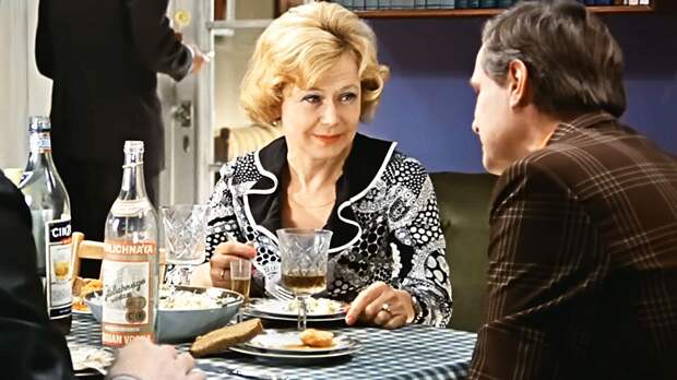 Зачем в СССР добавляли в новогодний Оливье яблоко: так советовала делать даже героиня «Служебного романа»