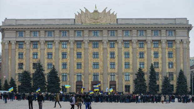У здания Областной администрации Харькова
