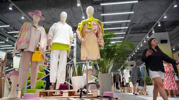 Около 50 магазинов одежды популярных брендов планируют закрыть в России