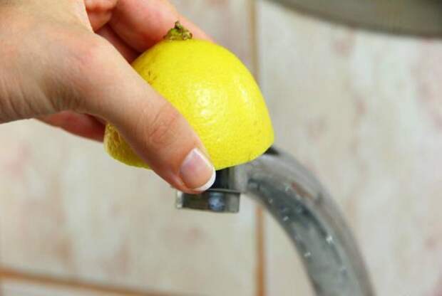 Половинка лимона — самое удобное средство для дезинфекции и чистки посуды. /Фото: cdn.dekomode.com