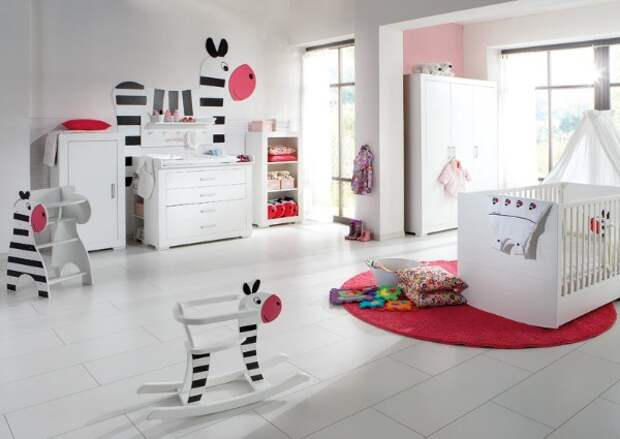 просторнный интерьер детской спальни в белых тонах