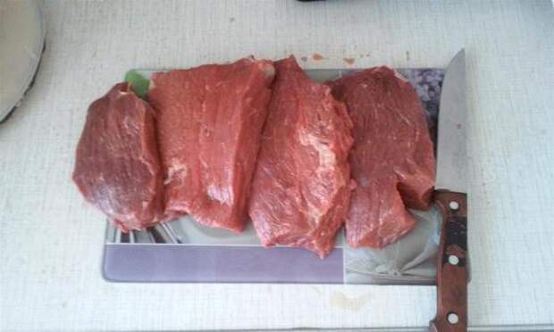 Сперва берем кусок мяса, моем его и режем на приблизительно одинаковые куски.  бастурма, готовим дома, рецепт