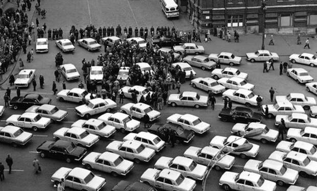 Акция протеста московских таксистов, 28 октября 1991 года, СССР  В тот день московские таксисты перекрыли Тверскую улицу в Москве, выступая против азербайджанской мафии, которая поделила Москву на зоны влияния. интересные фото, история