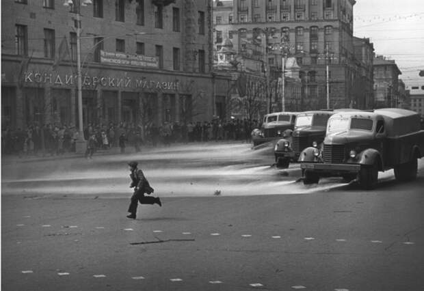 Утренний полив улиц - обычное дело. СССР, Москва, 1957 год. 