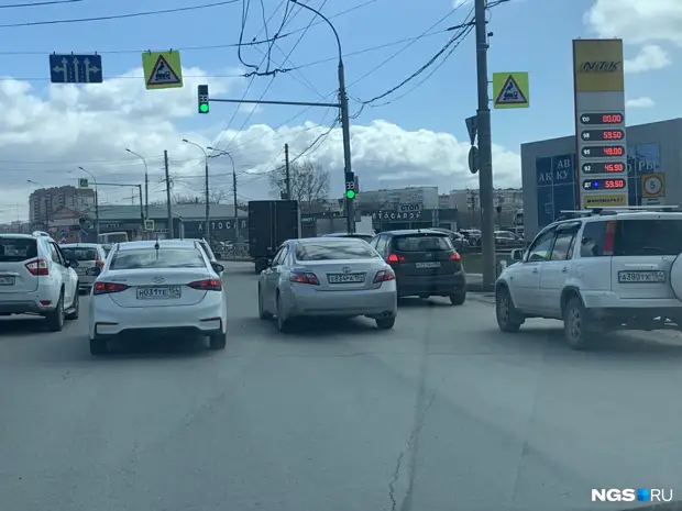 Авторедактор НГС бесплатно нашел 3 причины жуткой пробки на Станционной — на их поиск мэрия хочет потратить 600 тысяч