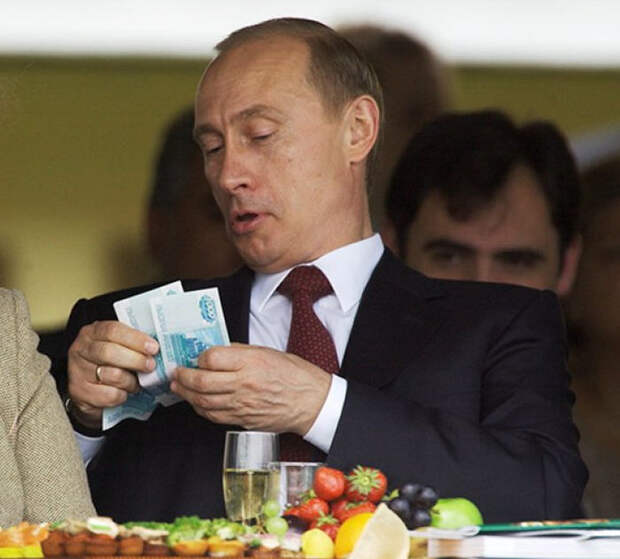 «Откуда у Путина счета в НАТО, он же гол как сокол, как и весь народ!» В сети иронично ответили Пескову