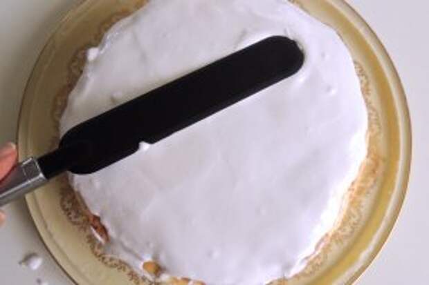 Кулинарным шпателем разравниваем глазурь по поверхности и бокам торта.