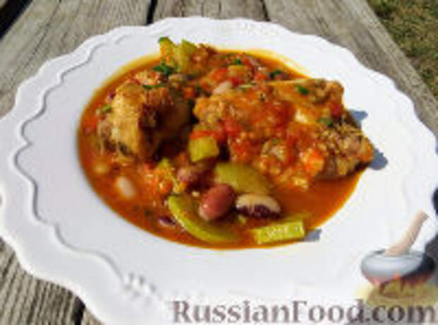 Фото к рецепту: Курица, тушенная с кабачками и фасолью