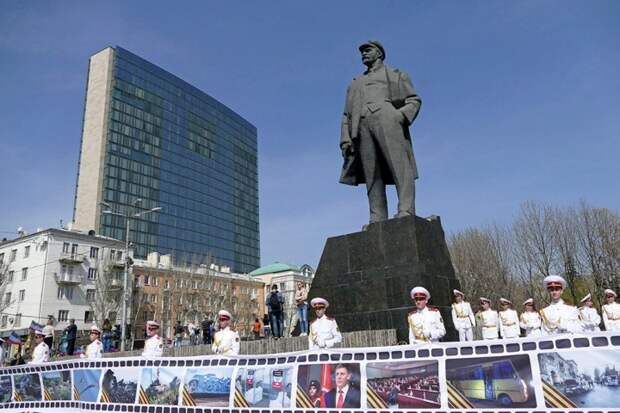 Тысячи человек празднуют в Донецке годовщину провозглашения ДНР