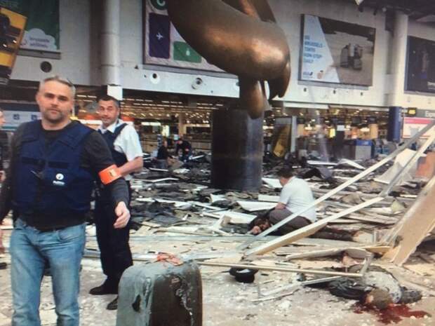 Теракты в Брюсселе: мощные взрывы прогремели в аэропорту и метро Теракты в Брюсселе: мощные взрывы прогремели в аэропорту и метро аэропорт, брюссель, взрыв, метро, теракт