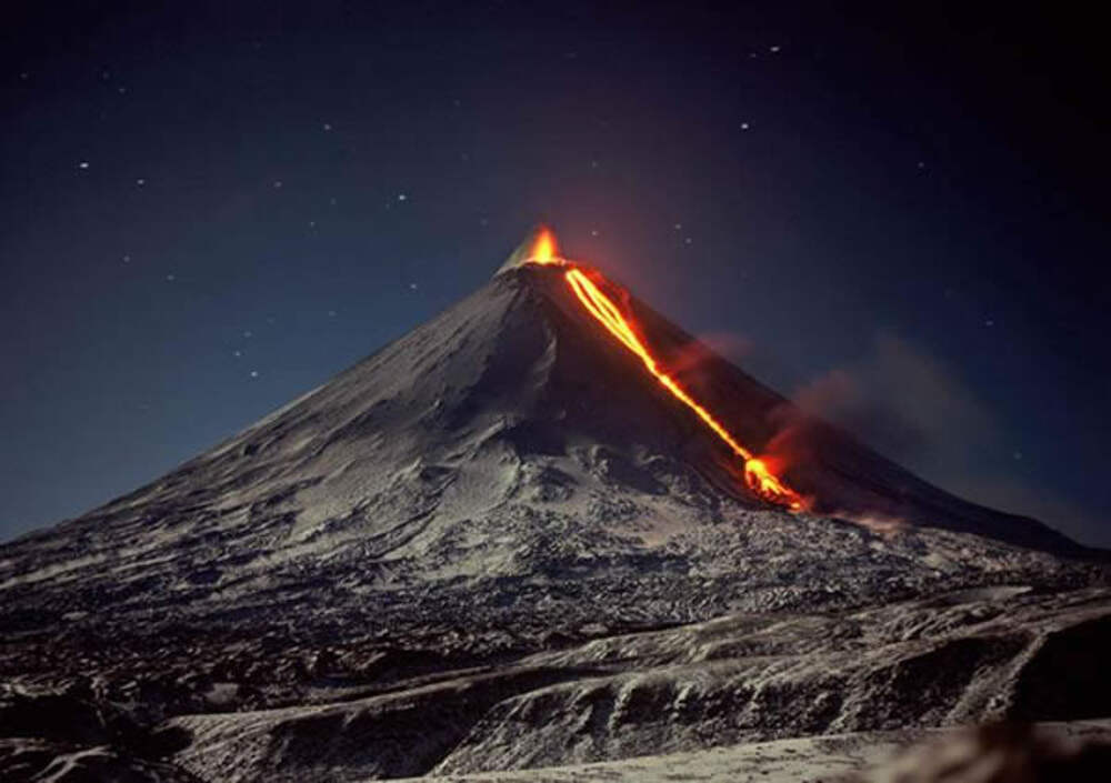 Много вулканов действующих находятся на полуострове. Вулкан Ключевская сопка. Ключевской вулкан на Камчатке. Ключевская сопка (Ключевской вулкан). Камчатка Ключевская сопка.