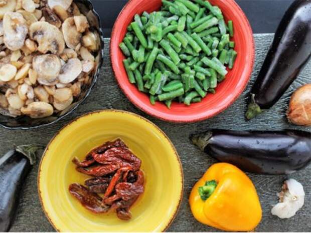 Запеченные баклажаны со стручковой фасолью, грибами и перцем