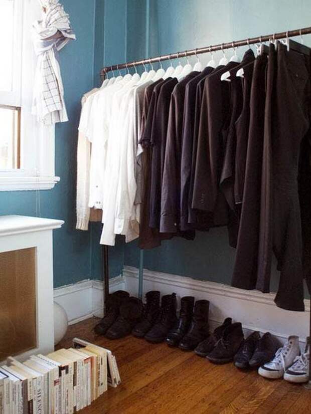 Упорядочить одежду в шкафу помогут боксы для хранения.