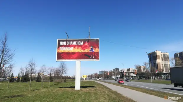 Петербургу явилось 100 образов бабушки с красным флагом. Кто заплатил за акцию под 10 млн рублей