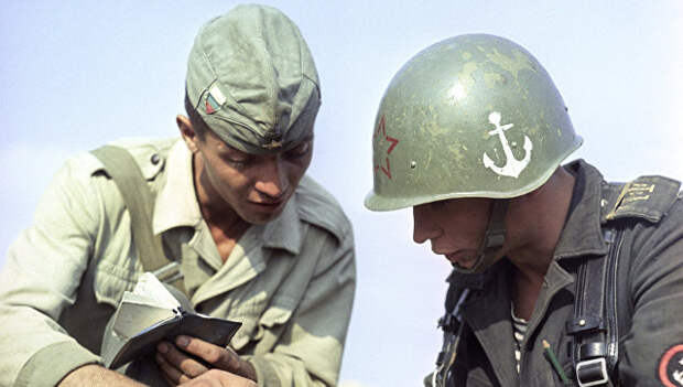 Архивное фото. Военнослужащий Болгарии и СССР на совместных войсковых учениях
